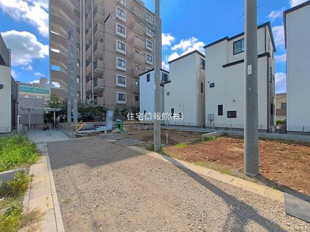 前面道路を含めた現地写真です。