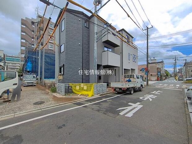 前面道路を含めた現地写真です。