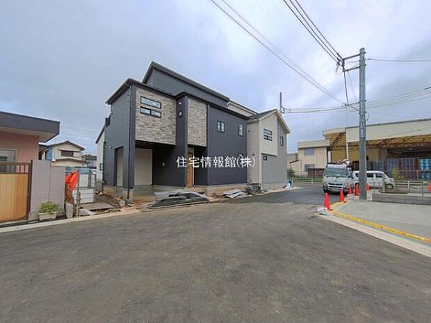 前面道路を含めた現地写真です。