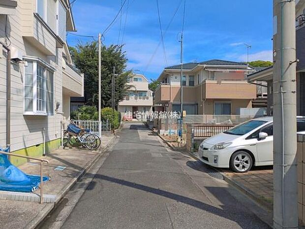 前面道路を含めた現地写真です。