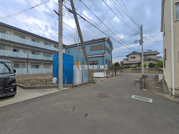 前面道路を含めた現地写真です。