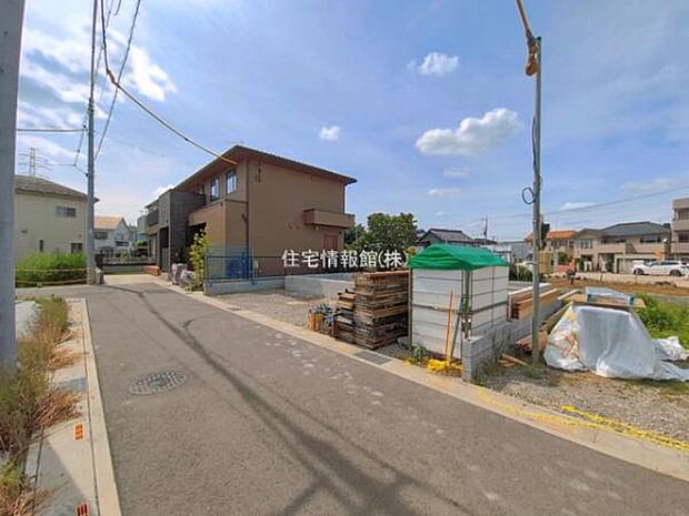 前面道路を含めた現地写真です。