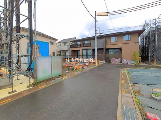 前面道路を含めた現地写真です。