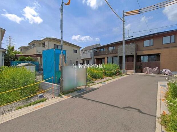 前面道路を含めた現地写真です。