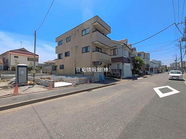 前面道路を含めた現地写真です。