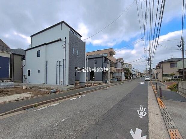 前面道路を含めた現地写真です。