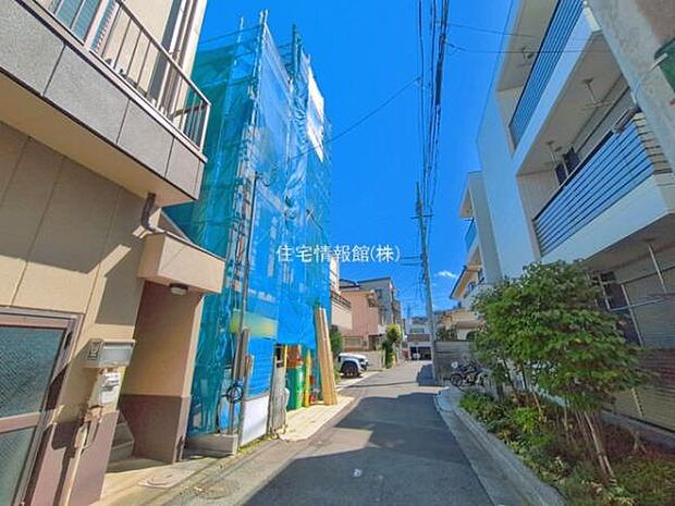 前面道路を含めた現地写真です。