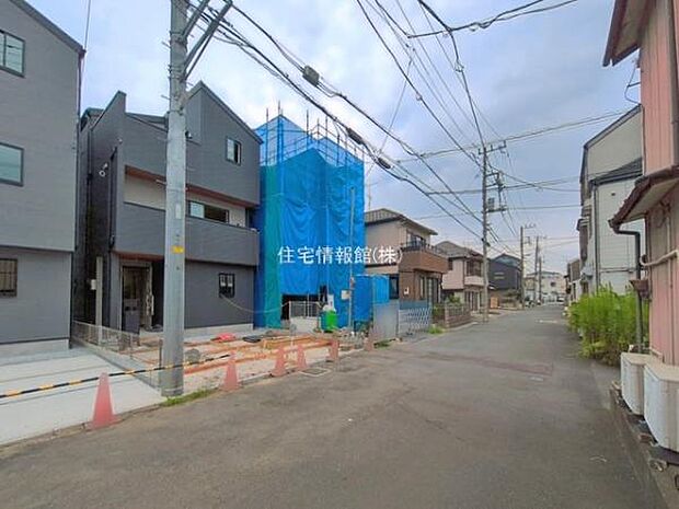 前面道路を含めた現地写真です。