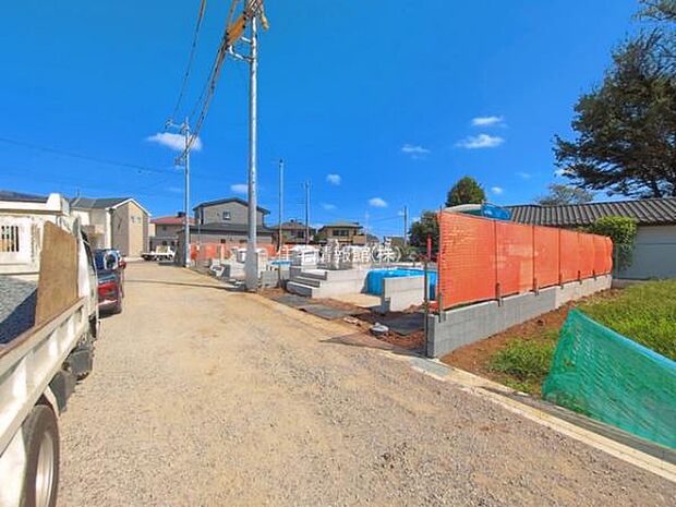 前面道路を含めた現地写真です。