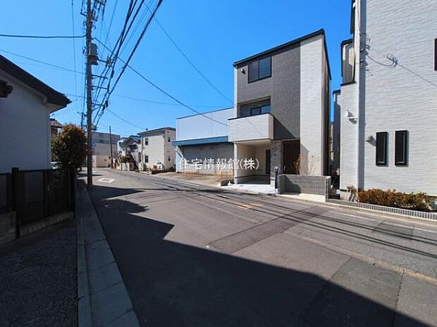 前面道路を含めた現地写真です。