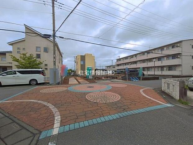 前面道路を含めた現地写真です。