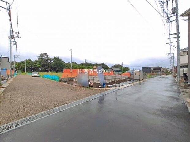 前面道路を含めた現地写真です。