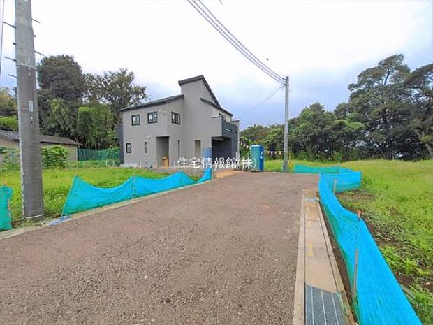 前面道路を含めた現地写真です。