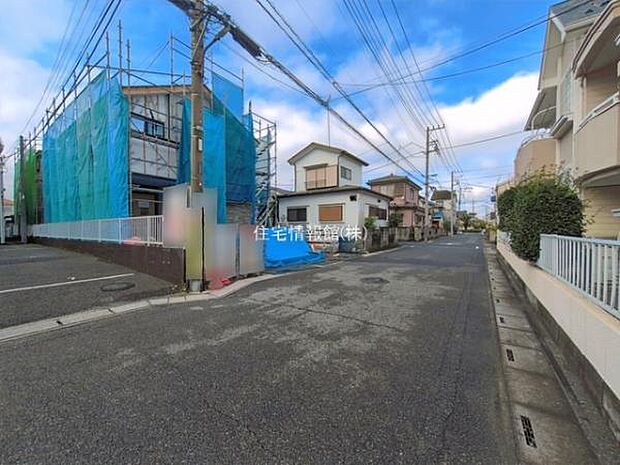 前面道路を含めた現地写真です。