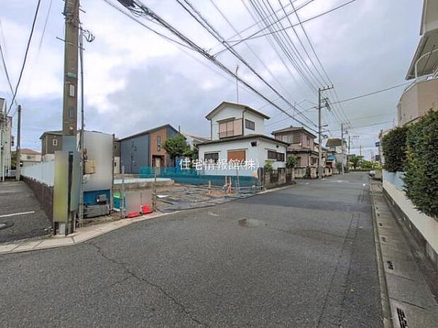 前面道路を含めた現地写真です。