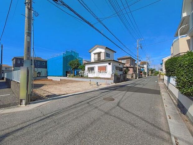 前面道路を含めた現地写真です。