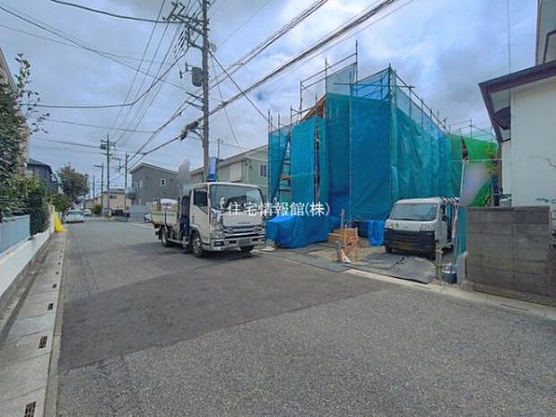 前面道路を含めた現地写真です。