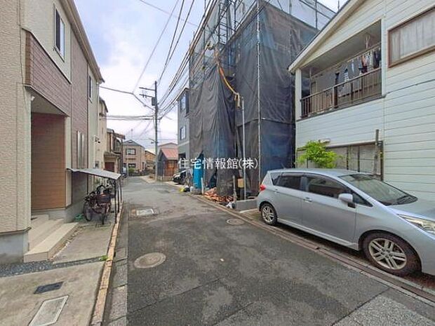 前面道路を含めた現地写真です。