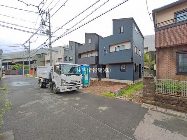 前面道路を含めた現地写真です。