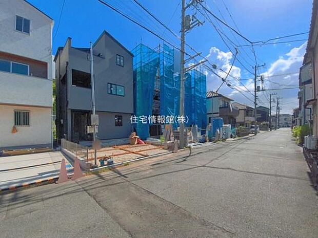 前面道路を含めた現地写真です。