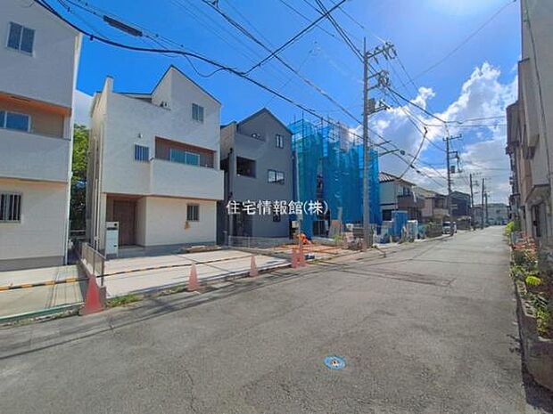 前面道路を含めた現地写真です。