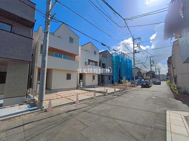 前面道路を含めた現地写真です。