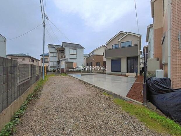 前面道路を含めた現地写真です。