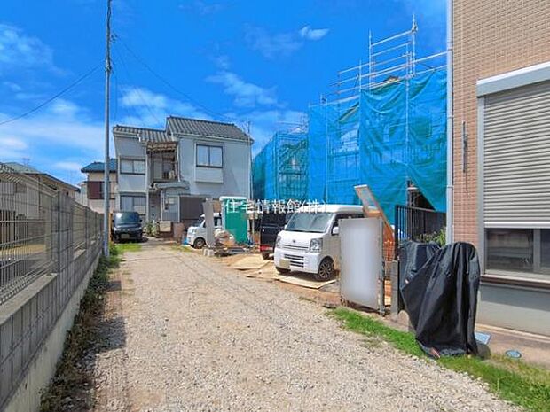 前面道路を含めた現地写真です。