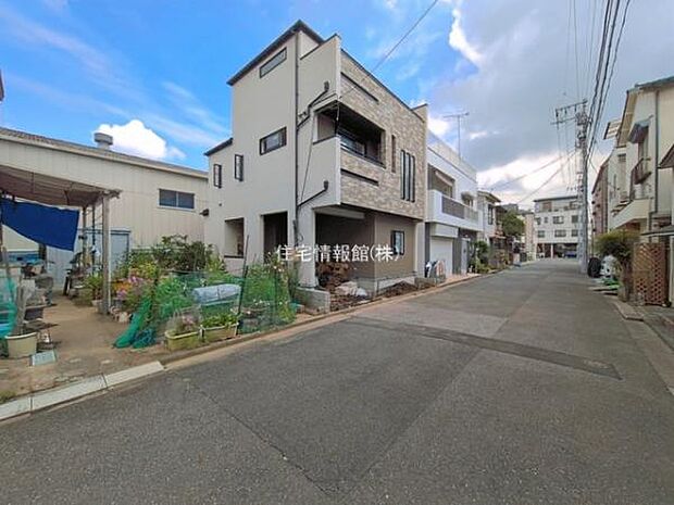 前面道路を含めた現地写真です。