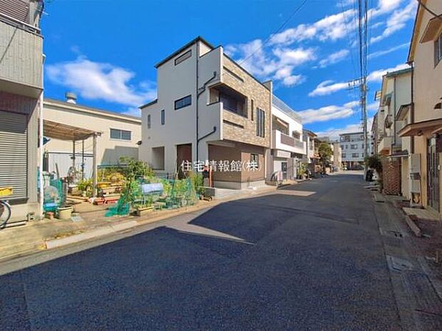 前面道路を含めた現地写真です。