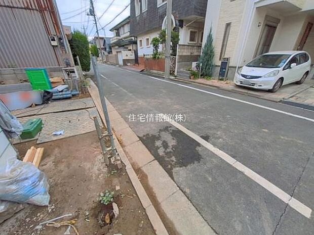 前面道路を含めた現地写真です。