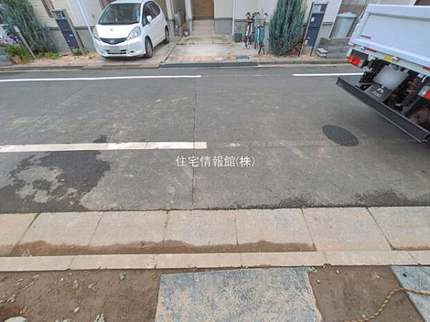 前面道路を含めた現地写真です。