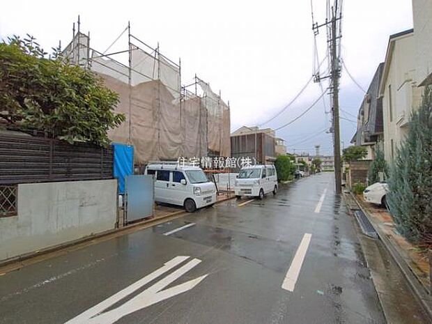 前面道路を含めた現地写真です。