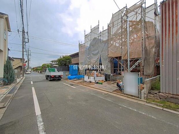 前面道路を含めた現地写真です。