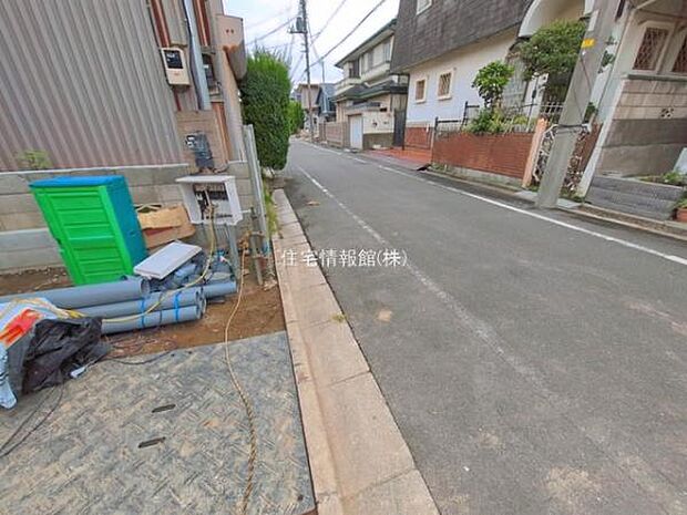 前面道路を含めた現地写真です。