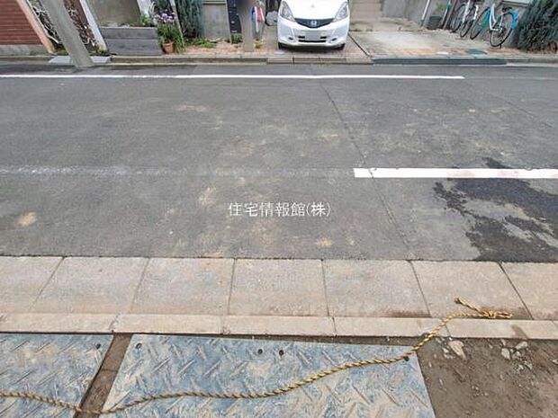 前面道路を含めた現地写真です。