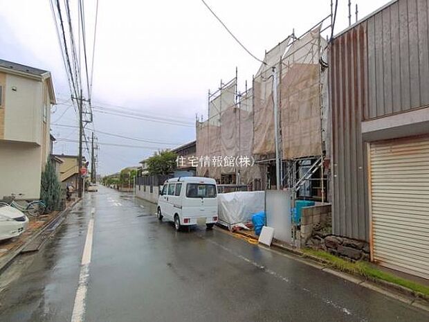 前面道路を含めた現地写真です。
