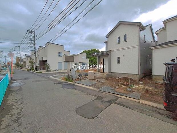 前面道路を含めた現地写真です。