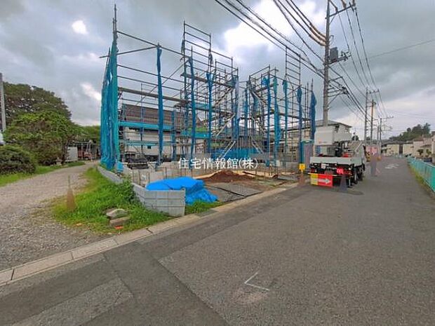 前面道路を含めた現地写真です。