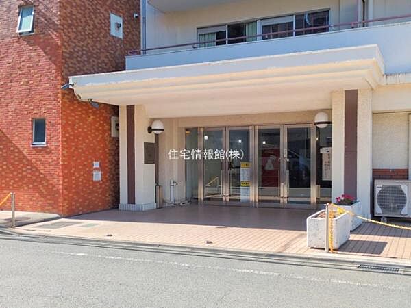 ゆったりとした印象のエントランスです。