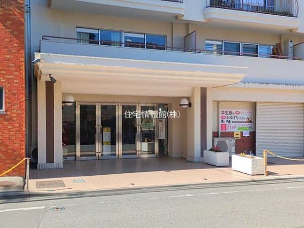 ゆったりとした印象のエントランスです。