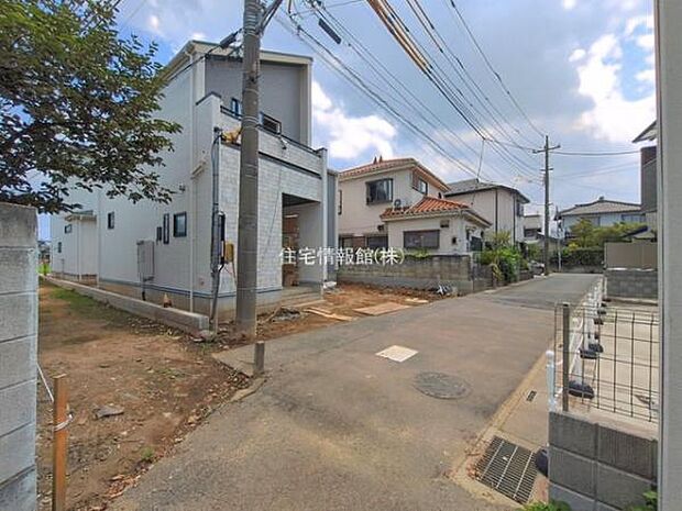 前面道路を含めた現地写真です。