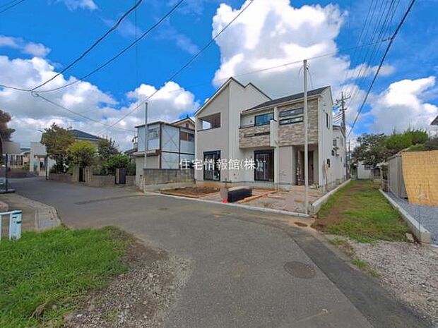 前面道路を含めた現地写真です。
