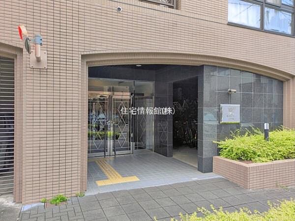 ゆったりとした印象のエントランスです。