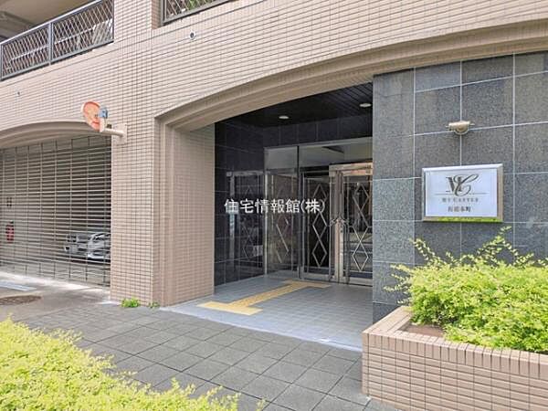 ゆったりとした印象のエントランスです。