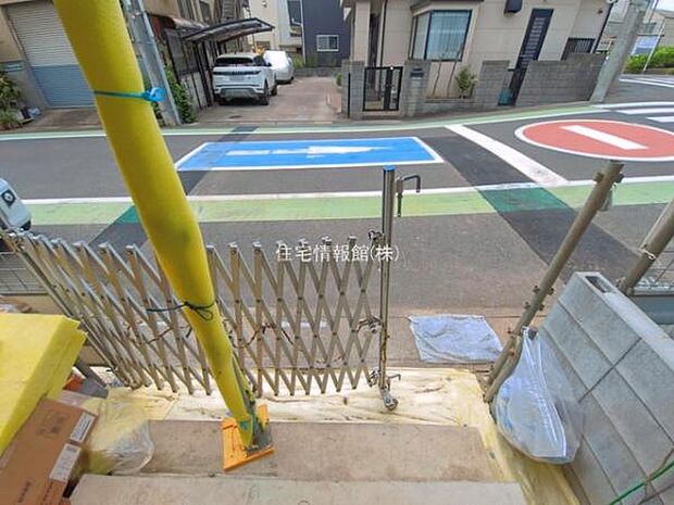 前面道路を含めた現地写真です。