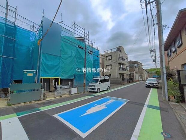 前面道路を含めた現地写真です。