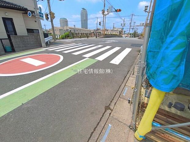 前面道路を含めた現地写真です。