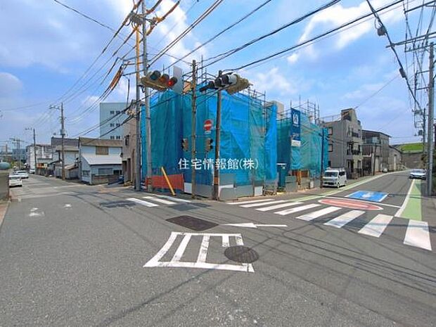 前面道路を含めた現地写真です。