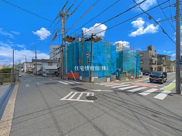 前面道路を含めた現地写真です。